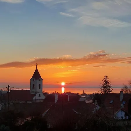 Nyaraló Hajnal *